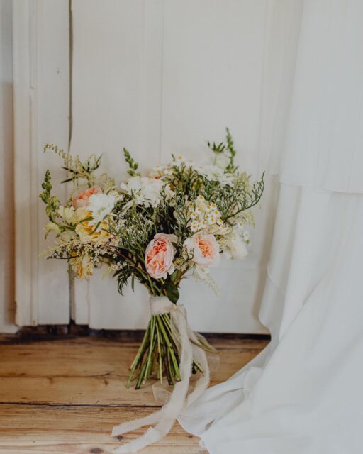 𝑱𝒖𝒏𝒊 - 𝑩𝒍𝒖𝒎𝒆𝒏 🤍

Wenn ich eine Zeit empfehlen würde um zu Heiraten in der die Blumen am schönsten sind würde ich mir vermutlich schwer tun zwischen Juni & August zu entscheiden. 

Der Juni bringt uns die Rosen, die Astilben, das Mutterkraut, die erste Cosmea. Sehr feine und elegante Blumen. Der August jedoch steht für die Fülle und lässt mit den Dahlien natürlich nichts aus..? 

Was denkt ihr? 🤩 Juni oder August? 

📸 @diekleinefotografin_ 

#slowflowers #bridalbouquet #floraldesign #bioblumen